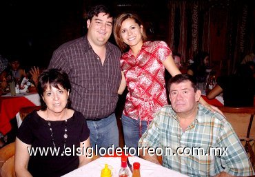 21062007
Guillermo Urrutia acompañado de su esposa Rosario y de Ana Lucía y Fernando Fernández.