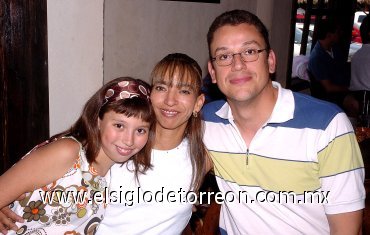 21062007
Héctor Rodríguez Núñez fue festejado por Sonia de Rodríguez y Andrea Rodríguez.