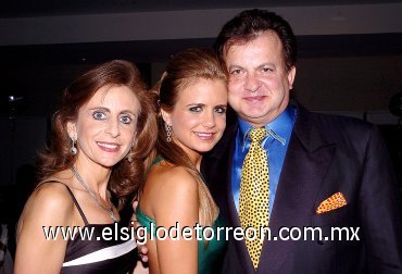 22062007
Paola Zarzar Handal acompañada de sus padres, Ricardo y Katia Zarzar.