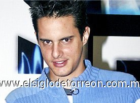 Santiago
Edad: 20 años.
Origen: Puebla. 
Conócelo: Sabe perfectamente que su vida está en los escenarios, y sueña con triunfar para poder ser un Timbiriche. Su papá es su gran héroe. 
Su favorita: Princesa Tibetana.