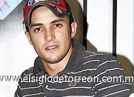 Jorge
Edad: 22 años.
Origen: DF.
Conócelo: Desde el casting supo que alguien superior lo había puesto en ese lugar y lo tenía destinado a convertirse en un triunfador.
Su favorita: Ámame hasta con los Dientes.
