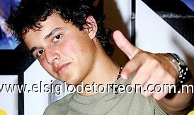 Alfonso
Edad: 16 años
Origen:Tepic
Conócelo: Sus padres son el motor de su vida; desea triunfar para así compensar cada peso que han invertido en él.
Rola favorita: 'Soy un desastre'