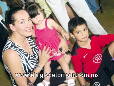 Mary, Mariana y Ricky Bretado.