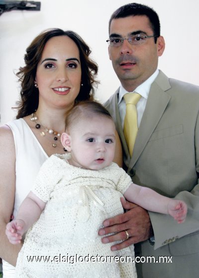 Recibe el sacramento
Angélica Ortiz de Jiménez y Jorge Jiménez Berumen con su hijo Jorge.