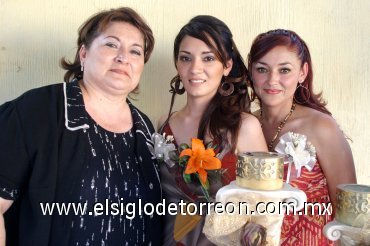 23062007
Adriana Ramírez Menchaca junto a las anfitrionas de su despedida, Verónica Menchaca de Ramírez y María Teresa de Aguilar.