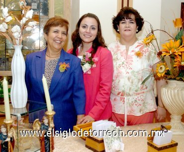 24062007
Flor María Daumas Izquierdo junto a Patricia Carmona de Marmolejo y Violeta Marmolejo, en su despedida.