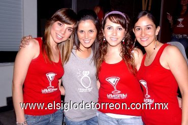 24062007
Gabriela, Helwe y Lorena junto a María Fernanda.