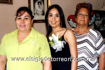 24062007
María Guadalupe Sánchez Nava acompañada de Reyna Delia Rivas Ramírez y María Magdalena Nava Lozano, anfitrionas de su despedida.