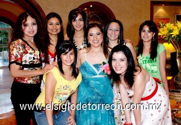 27062007
Regina Molina Venegas, acompañada de las asistentes a su despedida