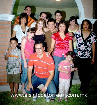 24062007
Claudia Cabrera Máynez acompañada de Sergio Rojas, Cecy y Sergio Rojas, Soledad Medina, Daniela López, Pamela Cabrera, Marcelo, Víctor, José Miguel, Francisco y Vero.