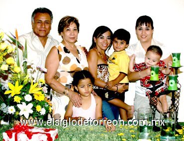 24062007
Irma Belem Chávez de De la Cruz festejó su jubilación del IMSS junto a Rafael de la Cruz, Nidia de la Cruz, Jacqueline y Gerardo Flores de la Cruz, Patricia de la Cruz de Castañeda y Santiago Castañeda de la Cruz.