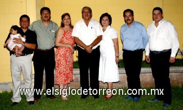 24062007
Ricardo Ramírez y su hija, Manuel Ramírez, en compañía de sus hijos y su nieta Mariel.