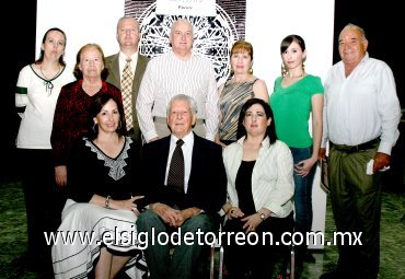 25062007
Pilar de González, Luis, Mapi, Sergio, Martha de González, Jaqueline, Estela, Alma Rosa Roberto y Salvador González junto a don Carlos González.