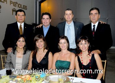 26062007
Ricardo Ortiz y Tere de Ortiz, Raúl Lozano y Marisela Lozano, Daniel González y Juliana González.