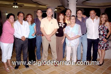 28062007
Alejandra de Gidi, Jaime Gidi, Cristina Gidi, Raúl Gidi, Hassan Gidi, Afife Gidi, Javier Gidi, Sara de Gidi, Karim Gidi, Silvia de Gidi y el festejado Jacobo Gidi.