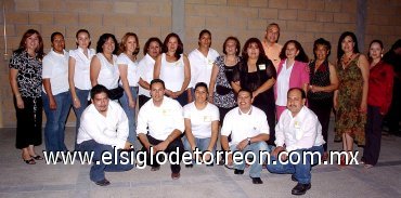 29062007
Voluntarios y personal de APIN organizaron una cena baile, a beneficio de esta institución.