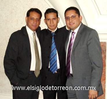 24062007
Joel Hernández en compañía de sus hijos Jonathan Emmanuel y Joel Eduardo Hernández Guzmán, disfrutando de una agradable velada con motivo del Día del Padre.