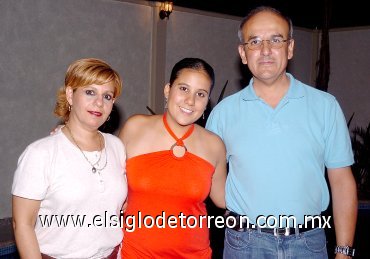 24062007
Mariana del Bosque González acompañada de sus papás, César y Laura del Bosque.