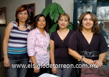 24062007
Patricia Ramírez de Carrillo festejó su cumpleaños junto a sus amigas Lorena Reyes, Irene Ramos y Lupita Silva.