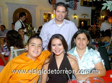 24062007
Verónica Peraza, Alejandro Gaitán, Edna Gaitán y Pedro Dosal.