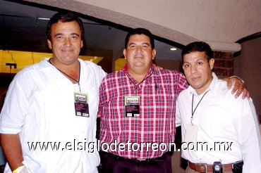 25062007
Como hace años, Roberto Dávila, Juan José Carrillo y Alfonso Iglesias dieron la bienvenida a los asistentes.