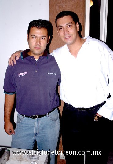 25062007
Gerardo Gómez y Mony Monroy fueron los DJ de la noche.