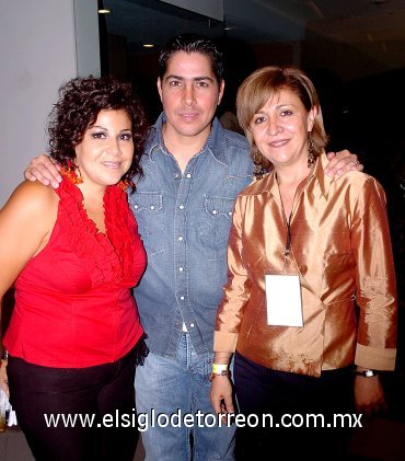 25062007
Lizeth y Alejandro Safa acompañados de Eugenia Gordillo, de la Asociación Cuenta Conmigo.