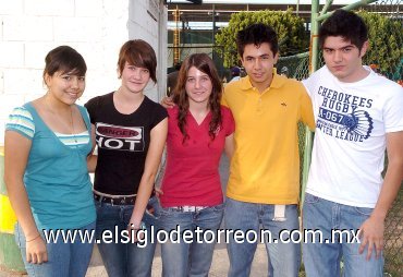 30062007
Andrea Alarcón, Ilse Cerna, Marifer Alarcón, Leonel Cerna y Rodrigo Villa.