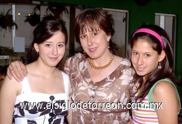 30062007
Karla Lugo, Yolanda de Lugo y María Isabel Lugo.