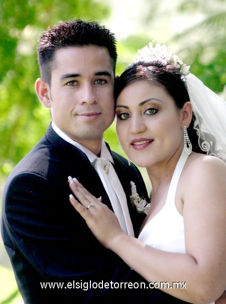 Ing. Juan Carlos Gómez Durán y  Srita. María Guadalupe Adriano de León contrajeron matrimonio en la parroquia del Espíritu Santo, el sábado nueve de junio de 2007. 

Sala Velázquez.