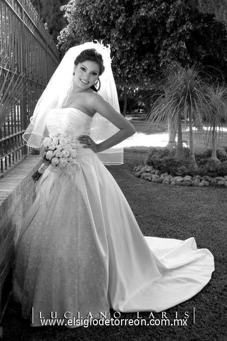 Srita. Karyna Sandoval Ortega, el día de su enlace nupcial con el Sr. Roberto Carlos Veloz Sandoval.

Estudio Luciano Laris.