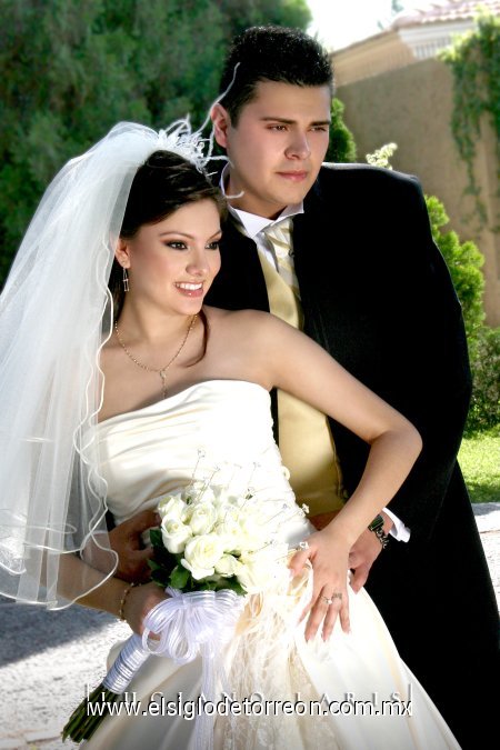 Sr. Roberto Carlos Veloz Sandoval y Srita. Karyna Sandoval Ortega unieron sus vidas en la parroquia de San Felipe de Jesús, el sábado dos de junio de 2007. 

Estudio Luciano Larís.