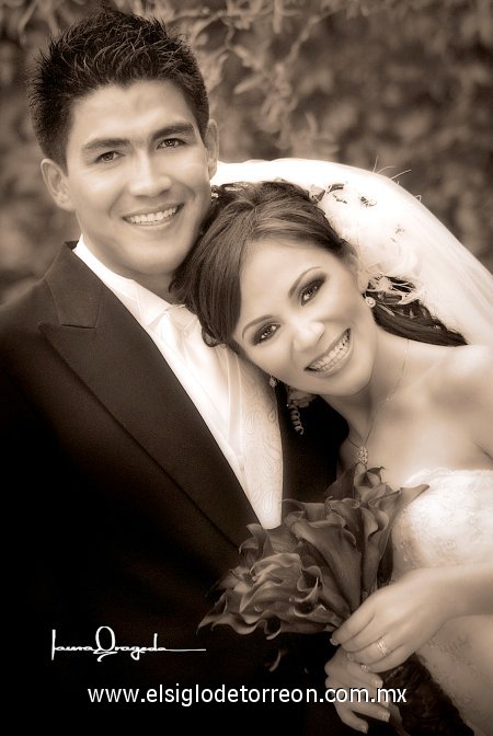 Sr. Felipe de Jesús Villalobos Rubalcaba y Srita. Beatriz Flores Muñoz unieron sus vidas en matrimonio,  en la parroquia de San Pedro Apóstol el sábado 19 de mayo de 2007. 

Estudio Laura Grageda.