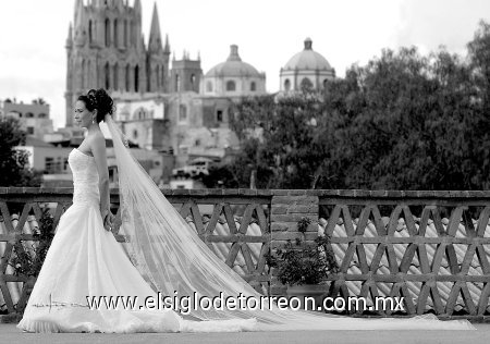 La señorita Magdalena Navarro Enríquez, el día de su enlace matrimonial con el señor Raúl Roberto Berlanga Ríos.

Estudio Carlos Maqueda.
