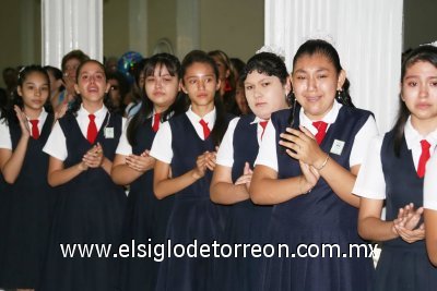 El momento más emotivo vino cuando cuatro compañeros interpretaron una canción compuesta por uno de ellos, Fabián Limones, titulada, “Angie, tú puedes”, acompañados de una guitarra.
