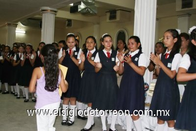 Luego de la misa, celebrada en la iglesia del Sagrado Corazón de Jesús, frente a la Plaza Principal, los alumnos y sus familiares salieron para acudir al Casino Lerdo donde tuvo lugar la ceremonia de graduación
