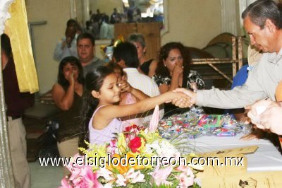 La madre de “Angie” dice que los médicos le dan pocas esperanzas, dada la gravedad de las lesiones; “pero nosotros vemos otra cosa, está reaccionando poco a poco y aunque no habla ni se mueve, ya empieza a hacerlo y esperamos en Dios que así siga. Siempre ha estado consciente y se acordó de su graduación. Le leemos los labios, pues no tiene voz”, dice la madre quien permanece con ella la mayor parte de las 24 horas de todos los días.