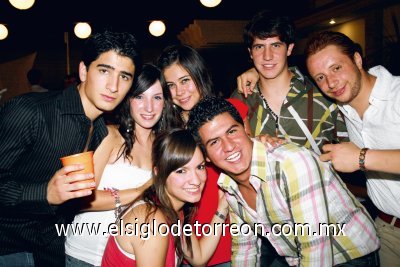 Juan Madero, Jessica Martínez, Mariana Villarreal, Juan López, Christopher H. Bassó, Lourdes Humphrey y Tomás López.