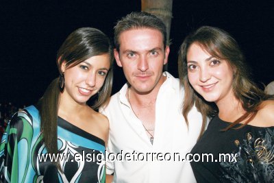 Divertido cumpleaños
Claudia Peña, Manolo Gutiérrez y Paty Lugo.
