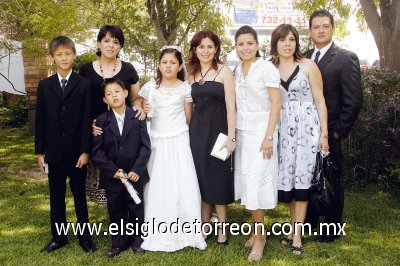 Doble Comunión
Mélida y Allán Perches en compañía de sus papas Allán Perches Wong y Mélida de Perches, su madrina Rosetta Urrutia de Teja, además de Rosario Silva de Urrutia y Ana Lucía de Fernández.