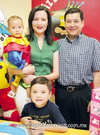 Feliz Cumpleaños
La festejada junto a sus papás Roberto Woo Borrego y Alejandra Trasfí de Woo y su hermano Roberto Sebastián Woo Trasfí.