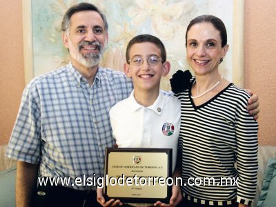 Recibe certificado
Alejandro Zarzar, Jesús Alejandro Zarzar Toraño y María Elena Toraño de Zarzar.
