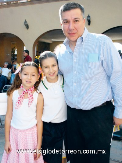 Rodrigo Gutiérrez con sus hijas Marcela y Alejandra.