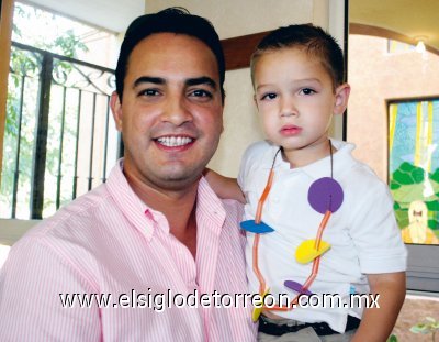 RECORRIDO SOCIAL
Felicidades Papá
Eduardo Bartheneuf con su hijo Eduardo.