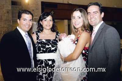 Elegante bautizo
Andrés Alatorre Nuño con sus papás Miguel Alatorre Cantú y Karla Nuño de Alatorre, así como sus padrinos Regina Setién de Gutiérrez e Iván Gutiérrez Leal.