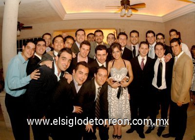 Los novios junto a los amigos del novio.
