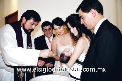 Elegante bautizo
Luciana Fahur Rodríguez junto a sus padres Jorge Fahur y Mary Carmen Rodríguez de Fahur y sus padrinos Ana Sofía Rodríguez y Nesim Issa.