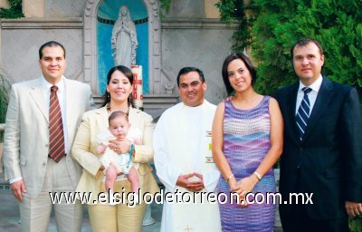 Recibe la bendición
Adolfo Ávalos Longoria, Bárbara Collier de la Marliere de Ávalos, Adolfo Ávalos Collier de la Marliere, Lili Meza de Ávalos y Miguel Ángel Ávalos Longoria.