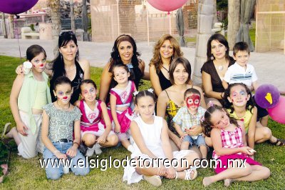 Martha Castro de Llama, Martha y Mary Jose Llama Castro, Sophía Ramos Monárrez, Nelly del Carmen de Monárrez Martínez, Mónica de Ollivier, Beto Ollivier Aguilera, Luisa de Ramos, Mayra de González, Paulina, Javier y Luisa González Corral, Lucía de Ramos y Valeria Ollivier Aguilera