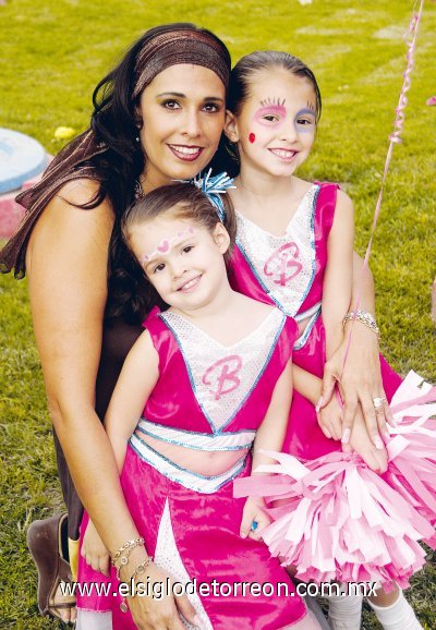 Cumplen 7 y 4 años
Martha Castro de Llama con Martita y Marijose.